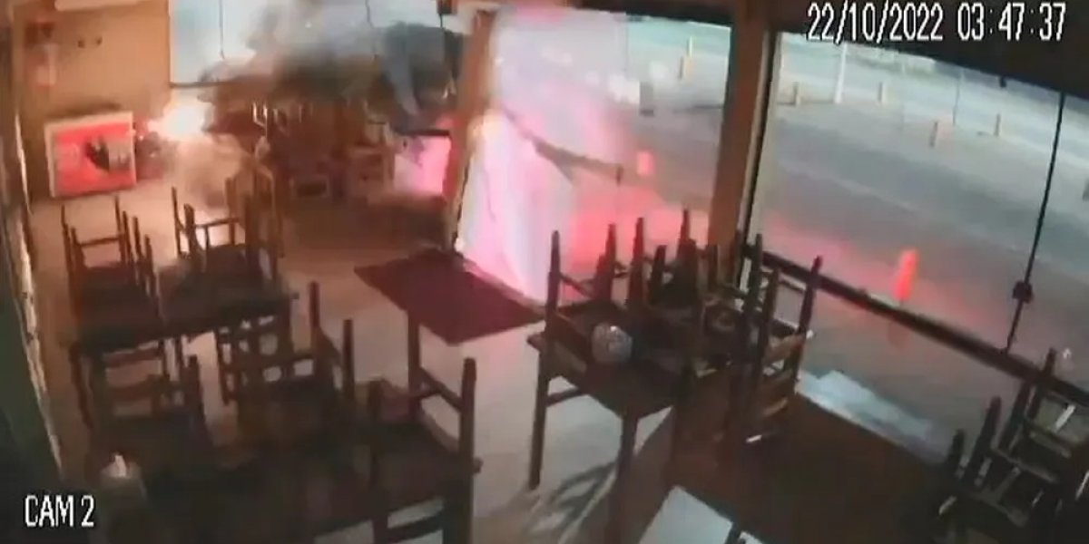 Carro invade restaurante e deixa estabelecimento destruído em Itabuna, na BA