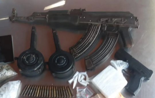 Polícia prende homem com fuzil russo no bairro Tancredo Neves, em Salvador