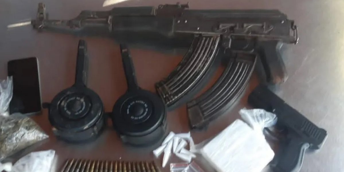 Polícia prende homem com fuzil russo no bairro Tancredo Neves, em Salvador