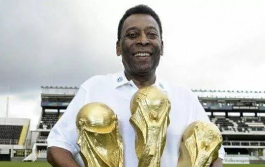 Aniversariante do dia, Pelé é homenageado por craques e clubes brasileiros