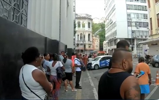 Beneficiários formam fila para revisão do CadÚnico em Salvador