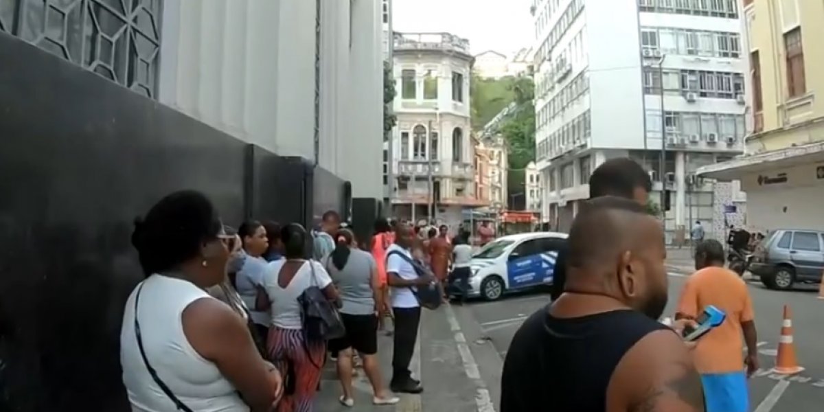 Beneficiários formam fila para revisão do CadÚnico em Salvador