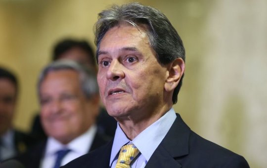 Após 14 horas de tensão, Roberto Jefferson chega ao presídio de Benfica, no RJ