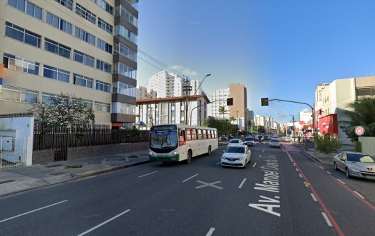 Salvador: carro de passeio colide com ônibus na Avenida Manoel Dias