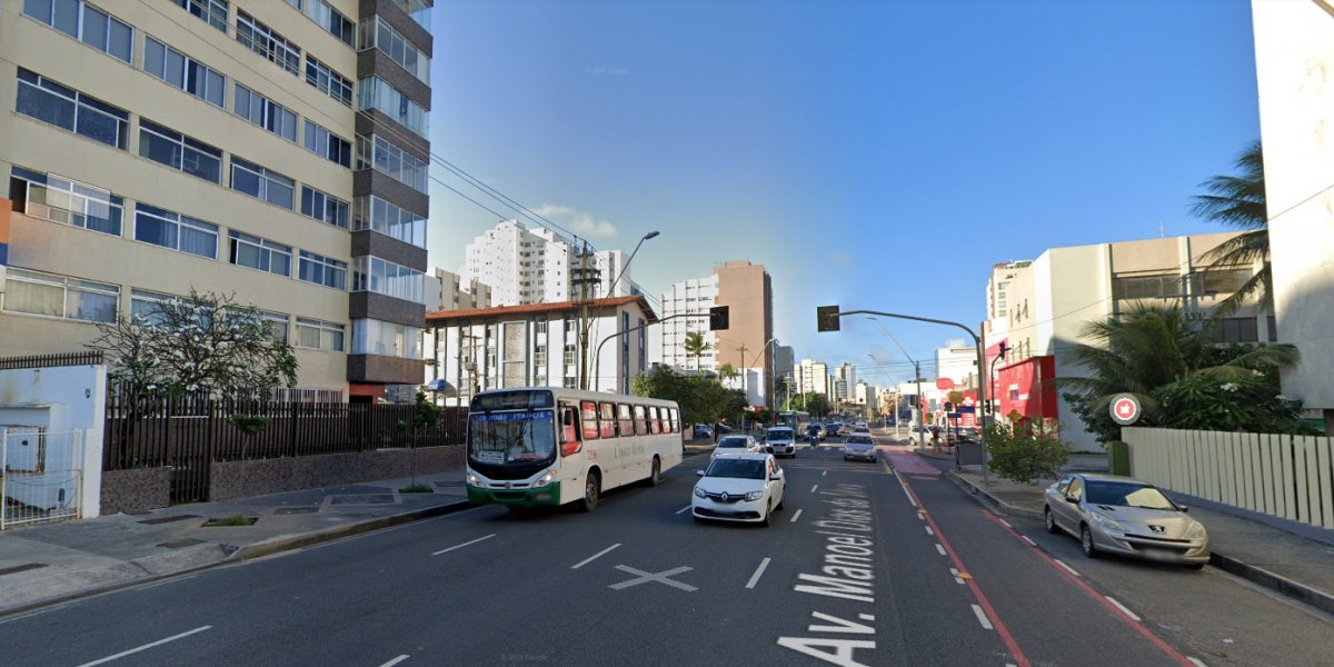 Salvador: carro de passeio colide com ônibus na Avenida Manoel Dias