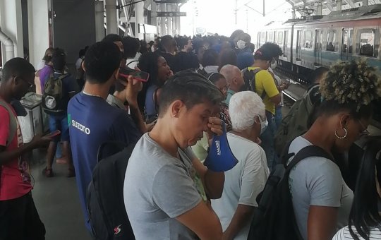 Falha em trem da linha 1 do metrô causa aglomerações em estações da capital