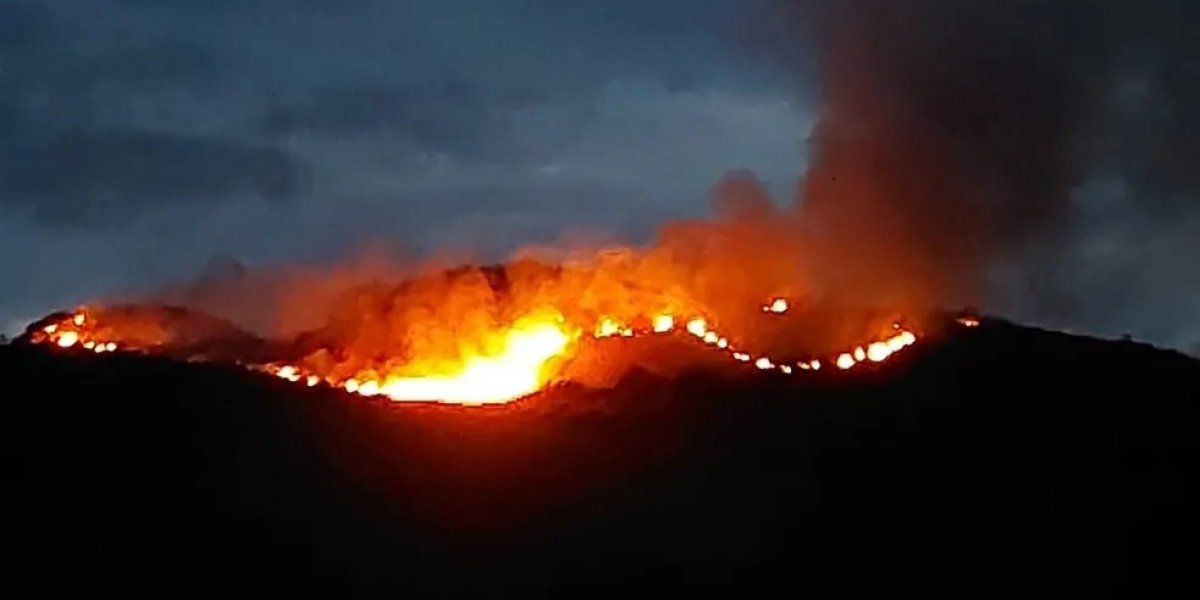 Chapada Diamantina: serra no Vale do Capão é atingida por incêndio