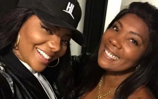 Mãe de Ludmilla é flagrada fumando em ambiente fechado