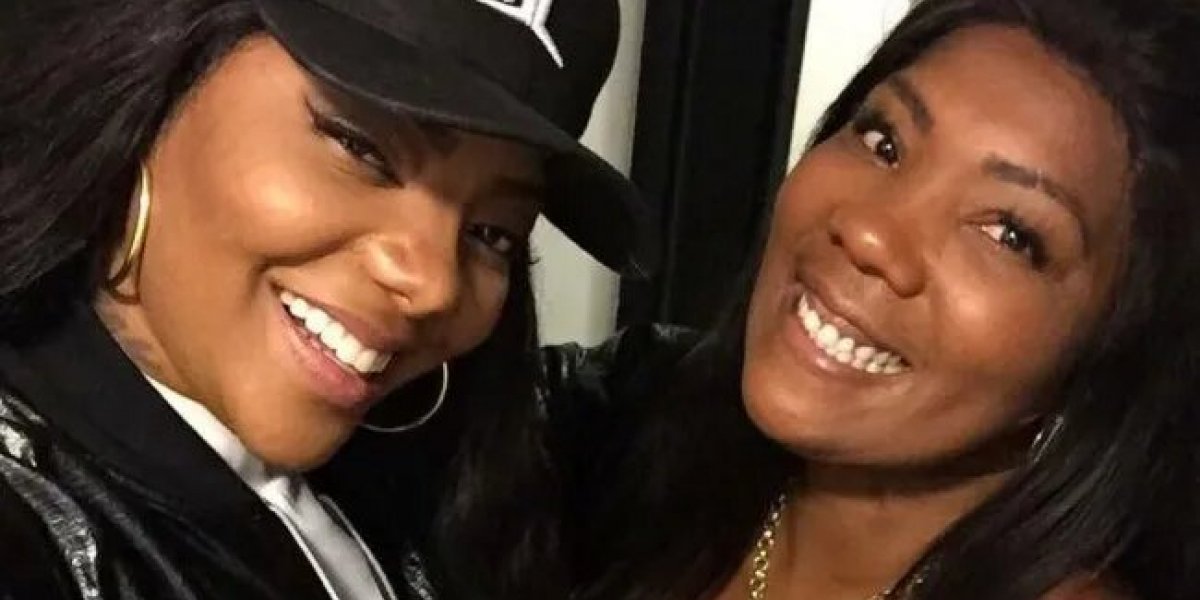  Mãe de Ludmilla é flagrada fumando em ambiente fechado 