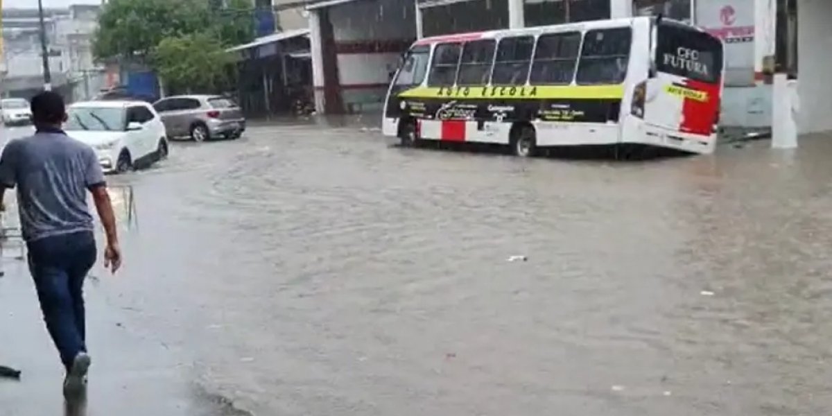 Chuva: temporal atinge cidades do sul da Bahia e ruas ficam alagadas