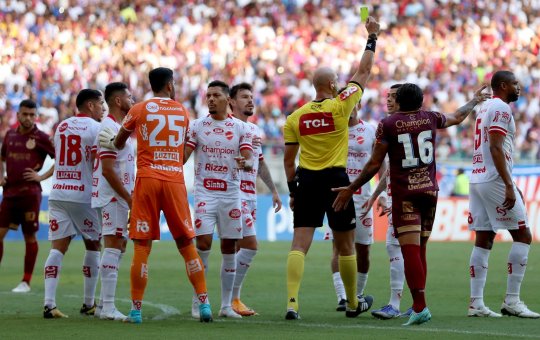 CBF libera aúdio de diálogo entre VAR e juiz que anularam pênalti para o Bahia