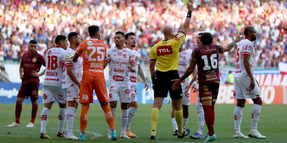 CBF libera aúdio de diálogo entre VAR e juiz que anularam pênalti para o Bahia