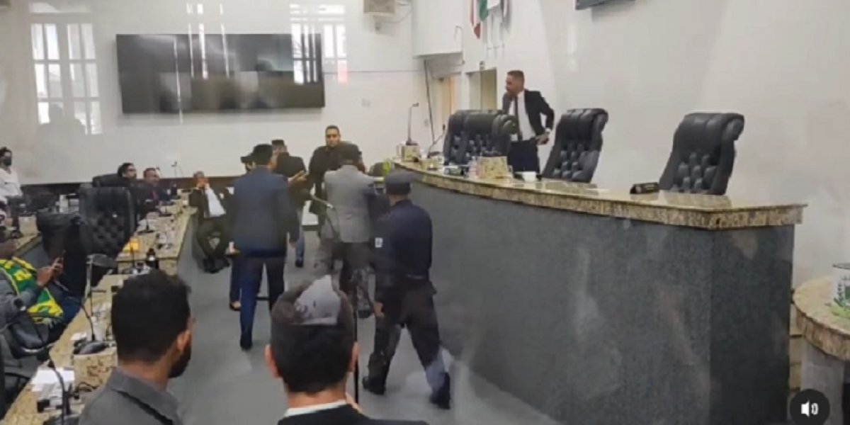 Vereadores de Feira de Santana trocam socos na Câmara Municipal