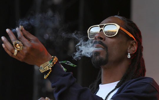 Snoop Dogg fuma mais de 150 cigarros de maconha por dia, segundo funcionária