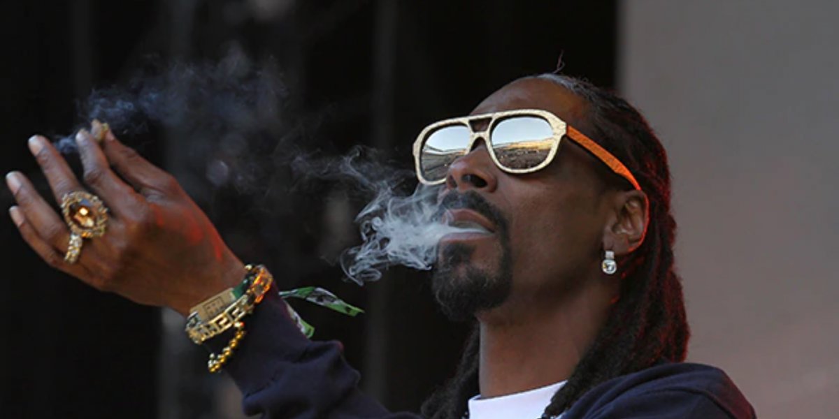 Snoop Dogg fuma mais de 150 cigarros de maconha por dia, segundo funcionária