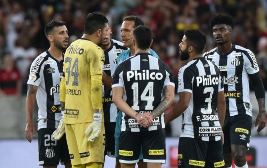 CBF divulga áudios e suspende árbitros envolvidos na polêmica em Fla e Santos