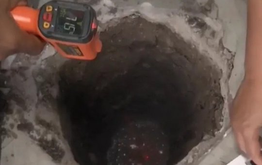 'Fuga do buraco' do inferno: família que vive em casa com cratera é realocada