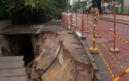 Buraco com 10 metros de largura preocupa pedestres na Pituba, em Salvador