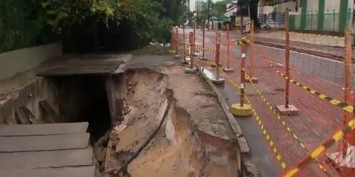Buraco com 10 metros de largura preocupa pedestres na Pituba, em Salvador