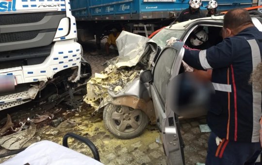 Homem fica preso às ferragens após batida entre carros