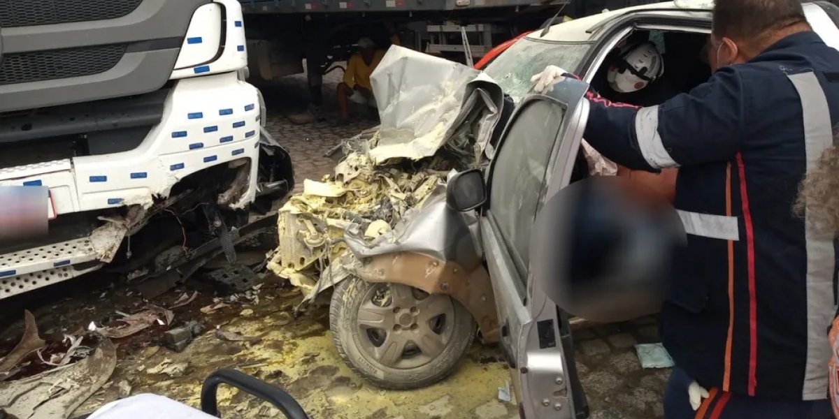 Homem fica preso às ferragens após batida entre carros