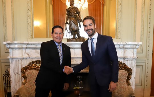 Mourão faz comentário homofóbico sobre Eduardo Leite: "Ele não gosta"