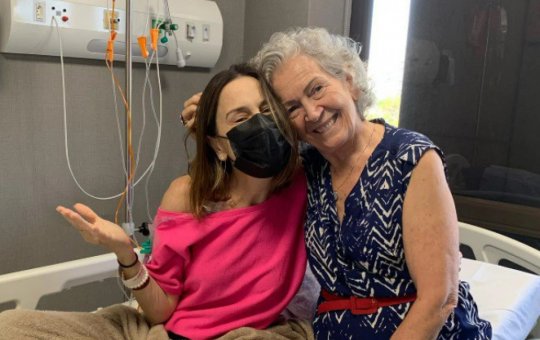 Mãe de Susana Naspolini afirma que jornalista morreu de mãos dadas com a filha