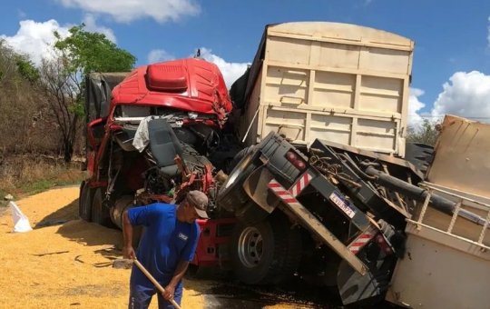 Motorista morre após acidente com três carretas em São Desidério, no oeste da BA