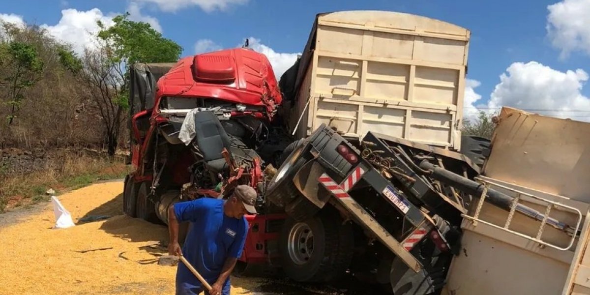 Motorista morre após acidente com três carretas em São Desidério, no oeste da BA
