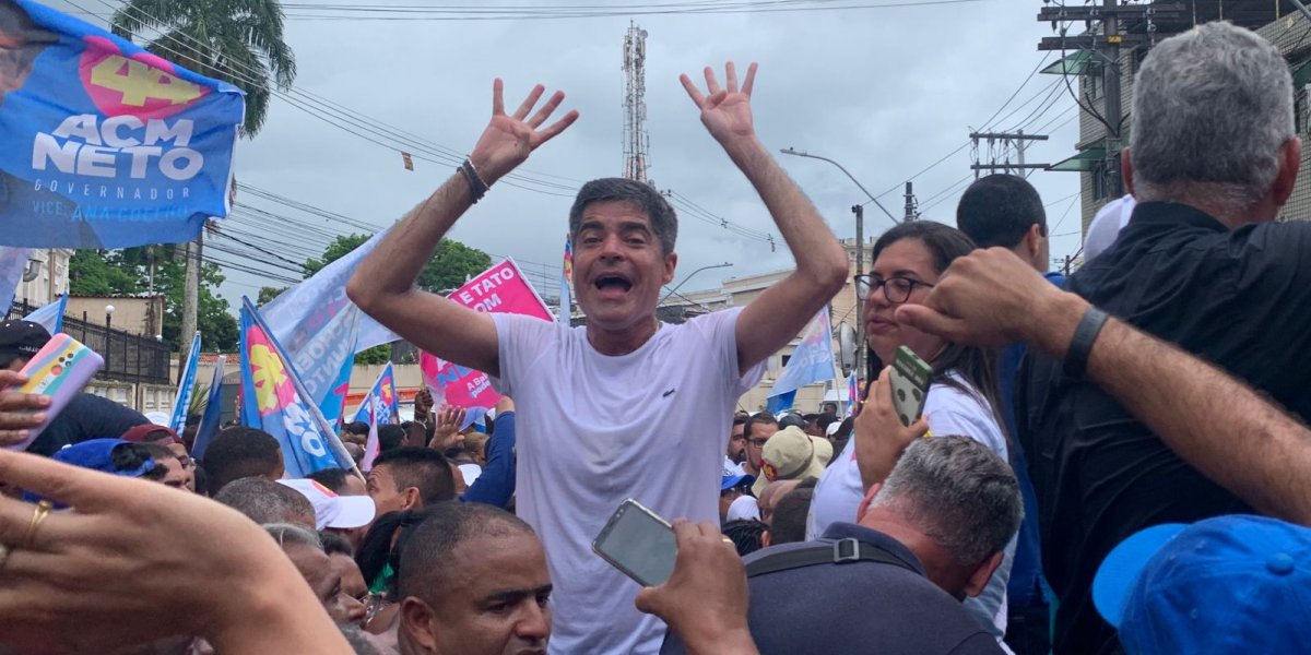 ACM Neto reúne multidão durante caminhada em Salvador nesta sexta-feira
