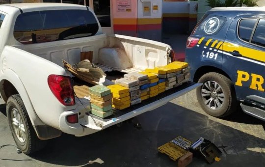 PRF apreende 50 quilos de cocaína em fundo falso de caminhonete em Caetité