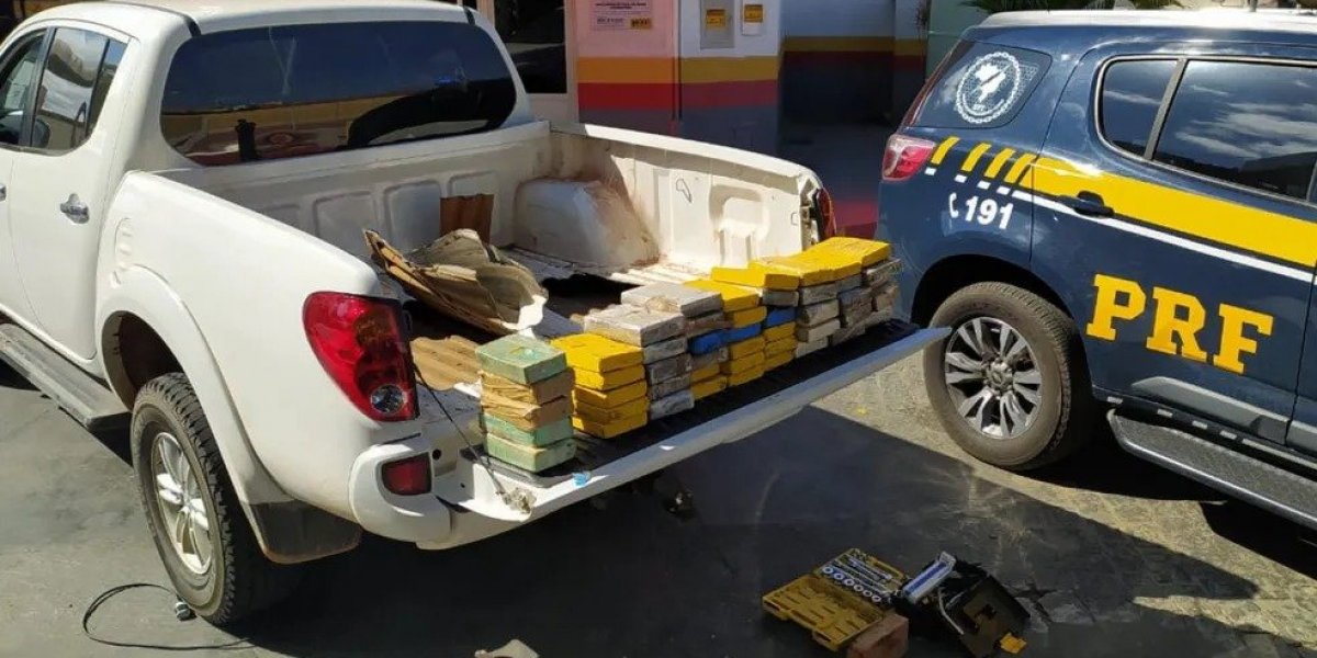 PRF apreende 50 quilos de cocaína em fundo falso de caminhonete em Caetité