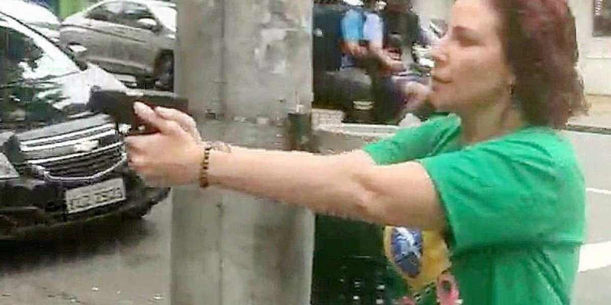 Carla Zambelli aponta arma para homem em SP; deputada alega ter sido agredida