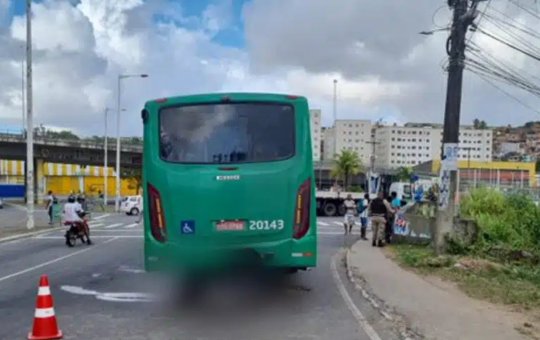 Motociclista morre após bater em ônibus no Retiro, em Salvador