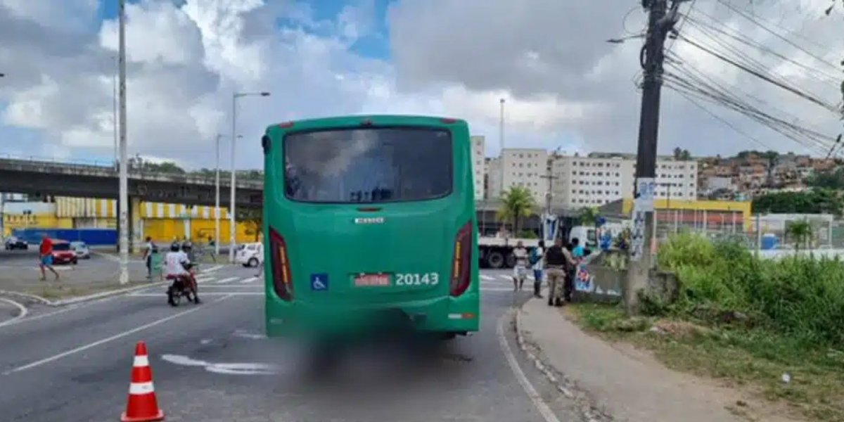 Motociclista morre após bater em ônibus no Retiro, em Salvador