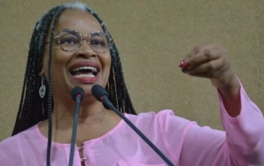 Olivia Santana discute com PMs após acusação de boca de urna