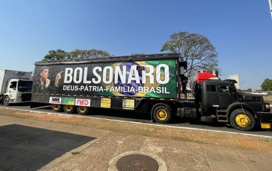 Caminhoneiros bolsonaristas fecham estradas em protesto contra vitória de Lula