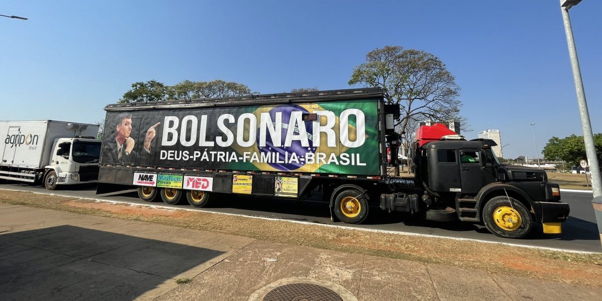 Caminhoneiros bolsonaristas fecham estradas em protesto contra vitória de Lula