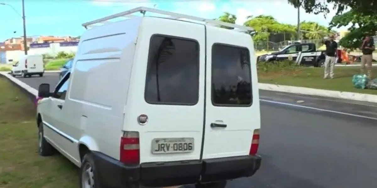 Corpo de homem é encontrado em carro no bairro de São Cristóvão