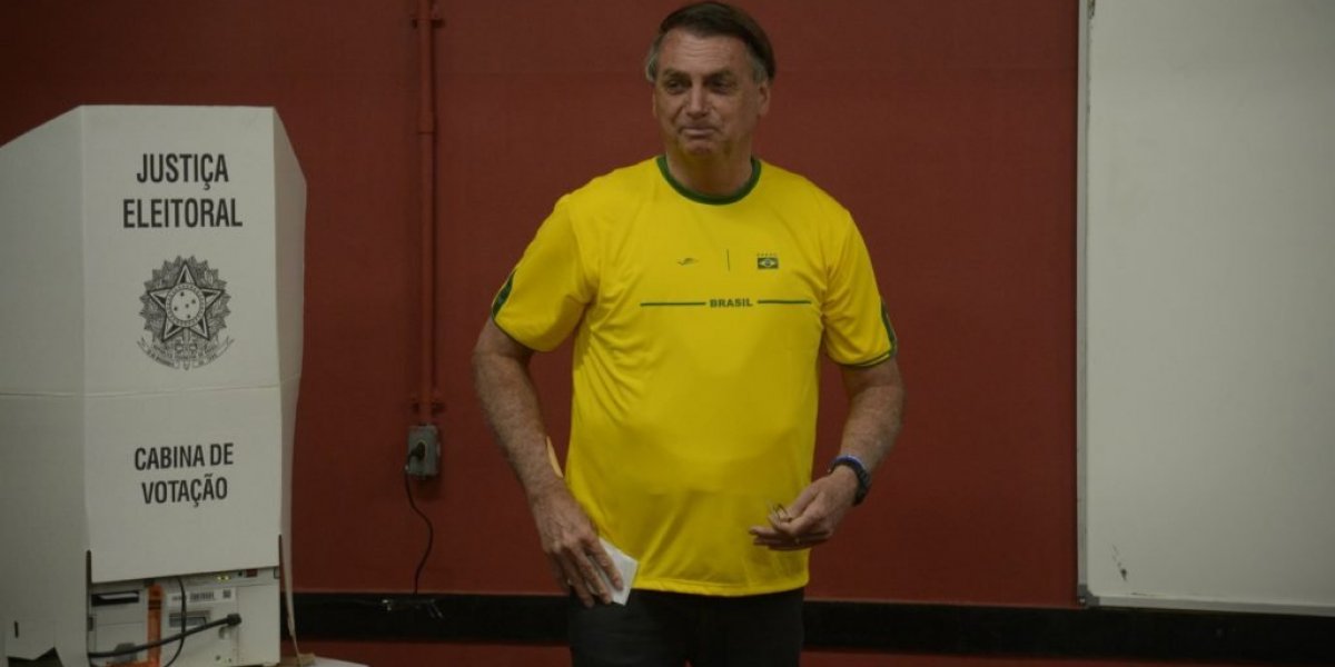 Ainda sem se manifestar após eleição, Bolsonaro sai do Alvorada em carro oficial