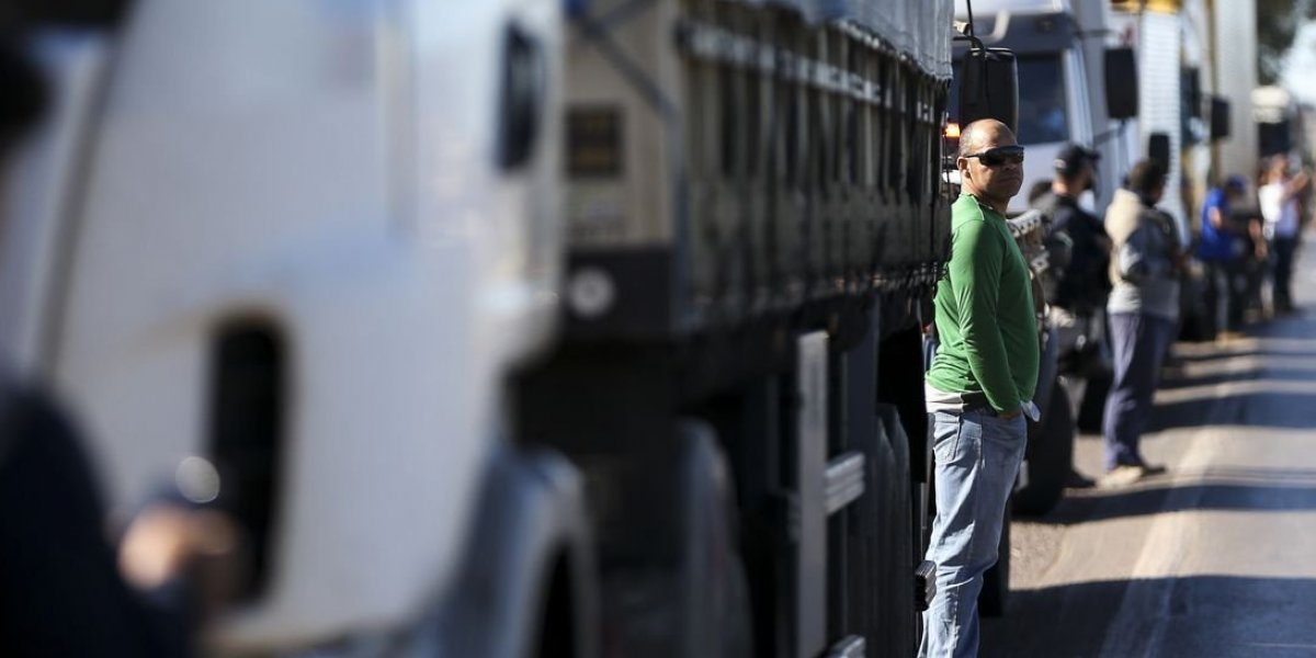 Caminhoneiros ocupam mais de 60 pontos em rodovias; líder pede fim de atos