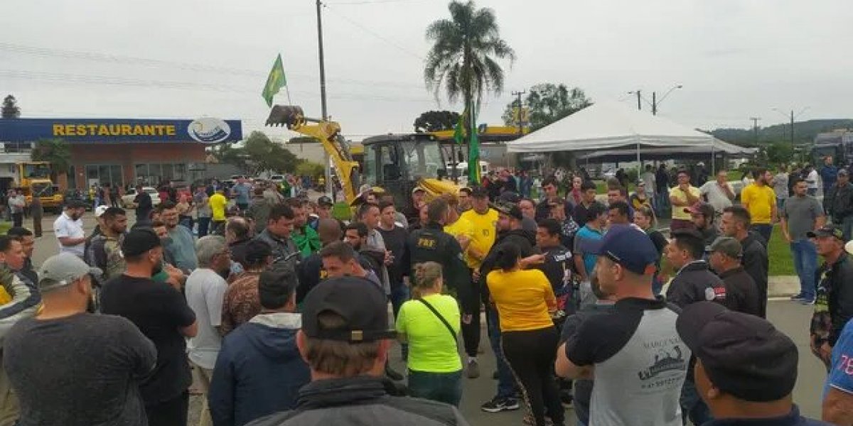 Caminhoneiros bolsonaristas fecham rodovias em pelo menos 18 estados