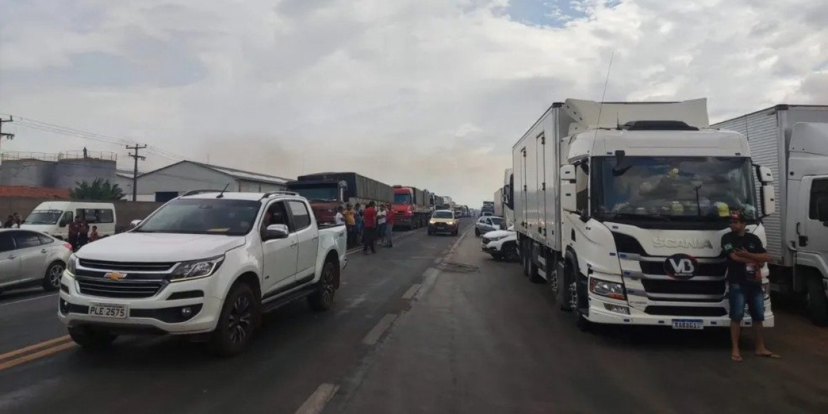 Após determinação de Moraes, caminhoneiros liberam rodovias na Bahia
