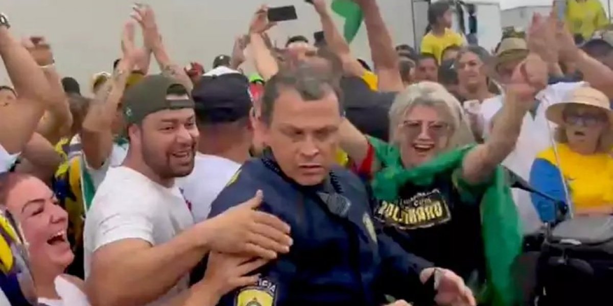Agente da PRF afirma a caminhoneiros que "única ordem é estar aqui com vocês"