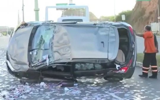 Carro usado em campanha política capota na Avenida Paralela