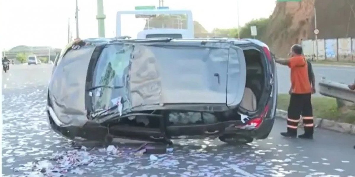 Carro usado em campanha política capota na Avenida Paralela
