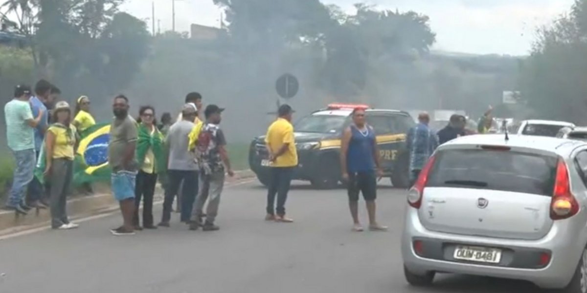 Caminhoneiros bolsonaristas voltam a bloquear trechos da BR-101, na Bahia