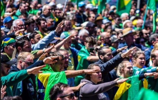 Manifestantes bolsonaristas fazem saudação nazista durante protesto em SC