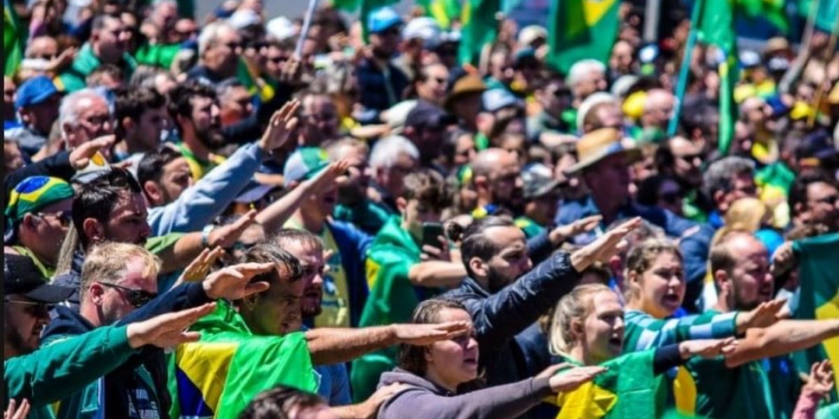 Manifestantes bolsonaristas fazem saudação nazista durante protesto em SC
