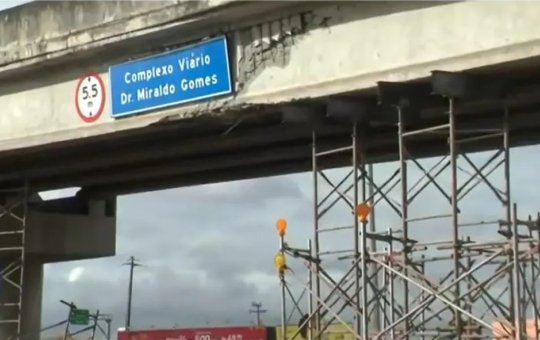 Pedaço da estrutura de viaduto despenca em Feira de Santana